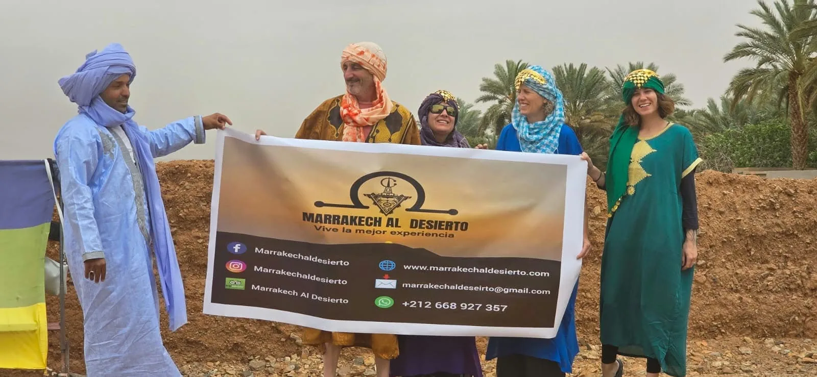 Viajeros con ropa bereber y su guía de Marrakech Al Desierto en un tour por el desierto de Marruecos